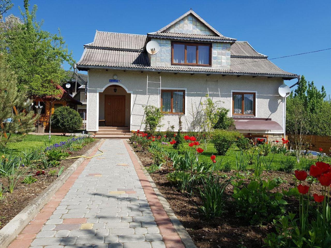 Guest House Viktoria Yaremche Ngoại thất bức ảnh